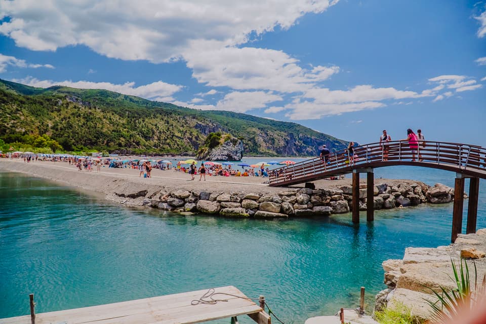 La spiaggia del River Sea con il pontile in legno sul mare di Palinuro
